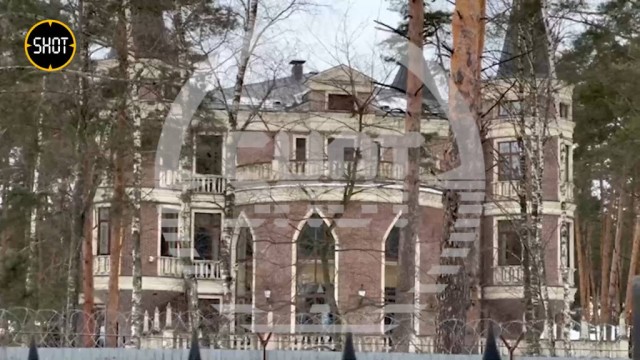 Видимо, Фемиде на то и повязка на глазах, чтобы не видеть подобного позорища