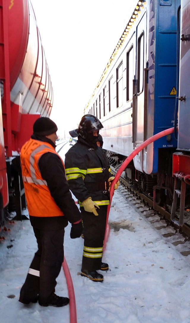 Бокал за тех, кто работает в новогоднюю ночь