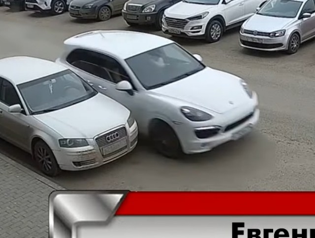 Весёлая и бесправная на Porsche Cayenne разбила 10 машин