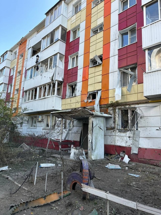 СМИ публикуют кадры попадания беспилотника в высотку в Саратове