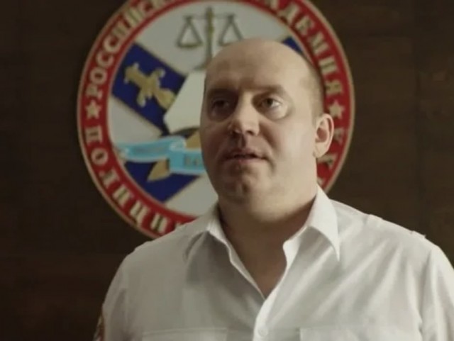 Смелый голубь пытается подкатить к соколихе