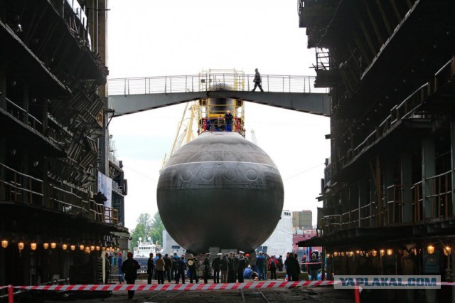 Фотографии спуска подводной лодки "Ростов-на-Дону"