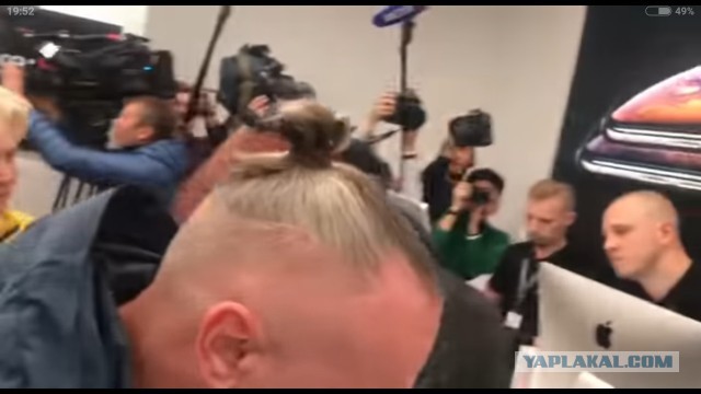 Айфонобизнесмены, пытающиеся продать "очередь" - в пролете. Как и первый "покупатель"