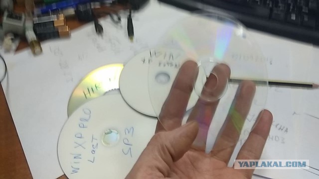Минутка ностальгии: Билл Гейтс держит диск с еще не вышедшей Windows XP