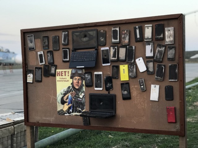 На авиабазе в Крыму прибили к стенду запрещенные гаджеты солдат