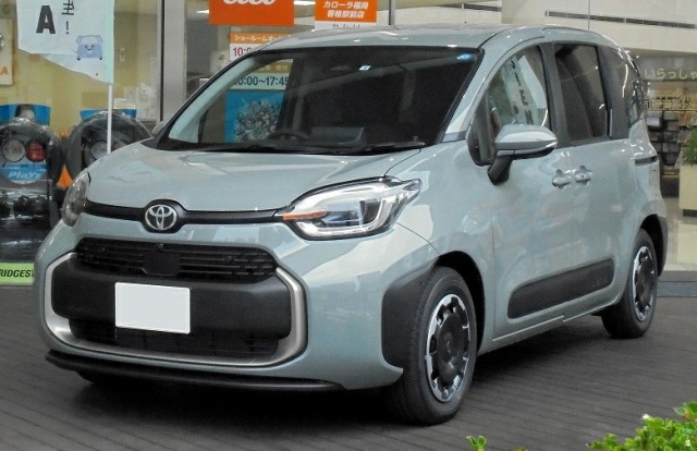 Просторный 120-сильный микровэн Toyota с вариатором по цене 90-сильной Lada Granta с «механикой». В РФ начали принимать заказы на Toyota Sienta из Японии