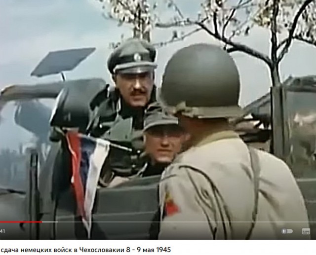 В Праге группа людей пытались прорваться в Национальный музей и сорвать со здания украинский флаг
