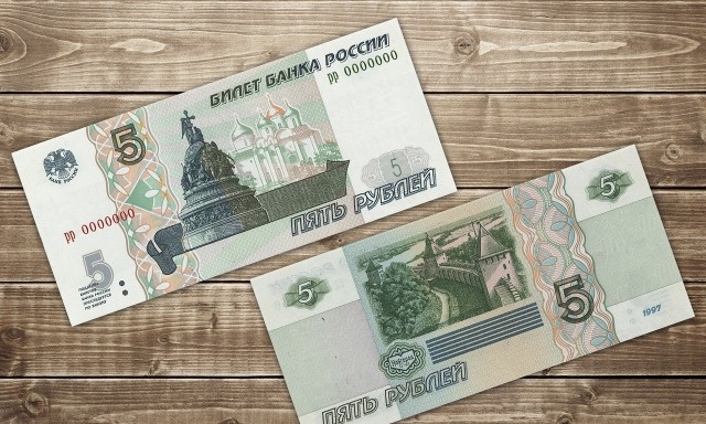 Финансист предложил провести деноминацию рубля «один к ста» для уравнивания с долларом