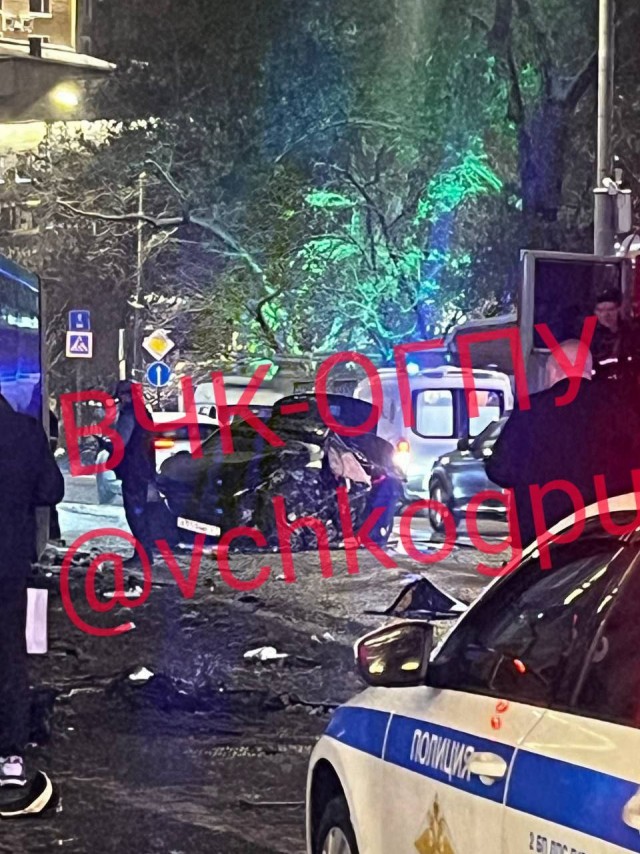 Черный БМВ с мигалкой выехал на встречку и влетел в пассажирский автобус в центре Москвы на Таганке
