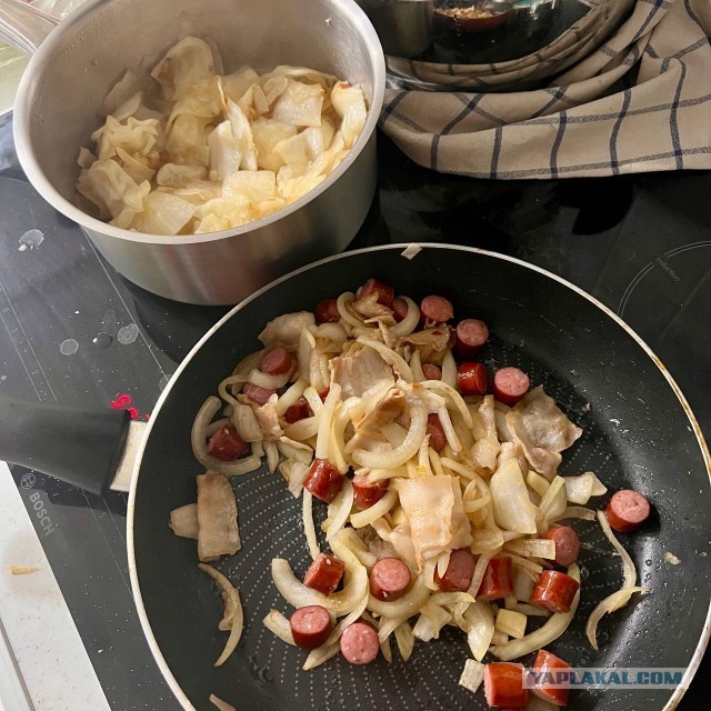 Капуста тушеная с колбасками