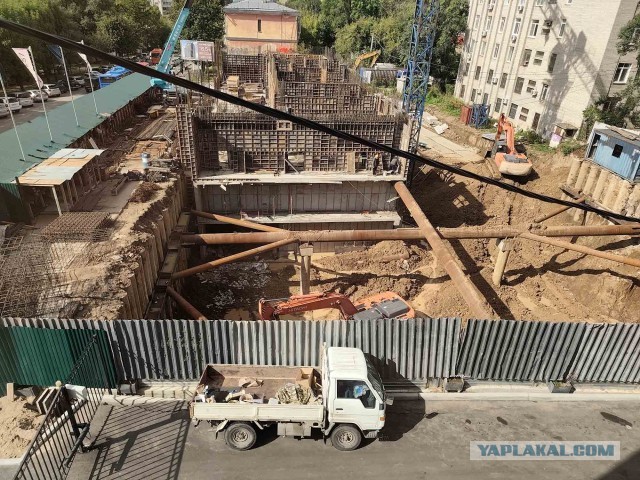 «Стройка века» в центре Хабаровска гробит дом века, а власти советуют «продолжать наблюдать». Фильм «Дурак» 2025года. Нужна помо