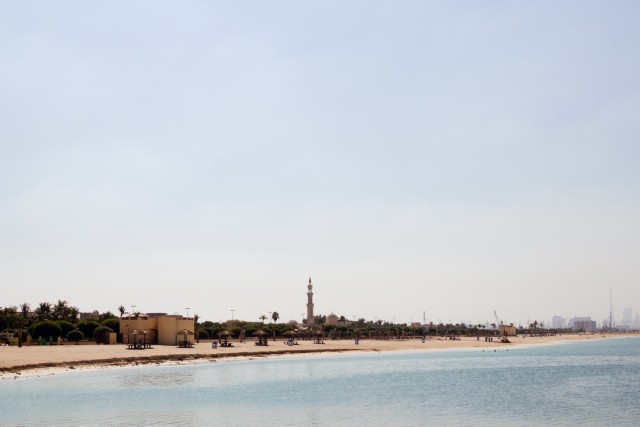 Тем временем в Дубае на пляже