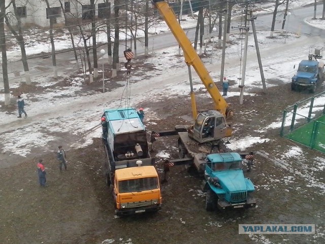 Парня убило током на высоковольтной вышке