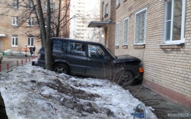 В Москве водитель BMW врезался в здание