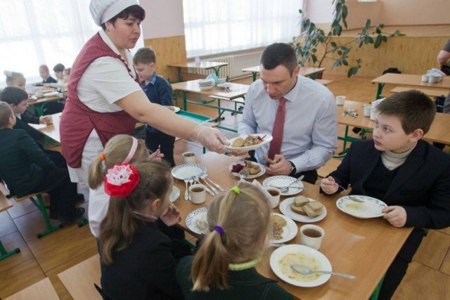 Быдло-инкассатор из Московского Кредитного Банка