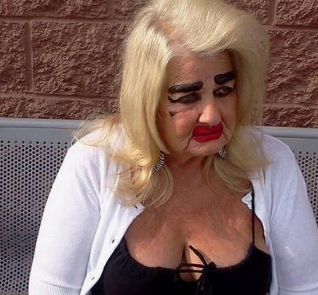 Они не смогли вовремя остановиться и всё продолжали и продолжали наносить макияж