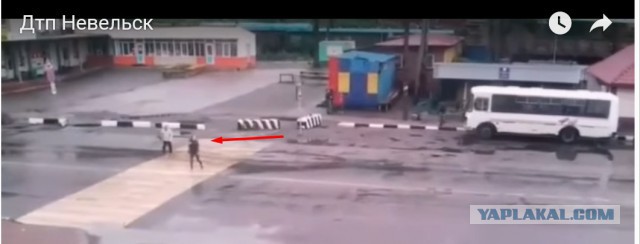 Водитель белого "Мерседеса" на пешеходном переходе в Невельске сбил девушку