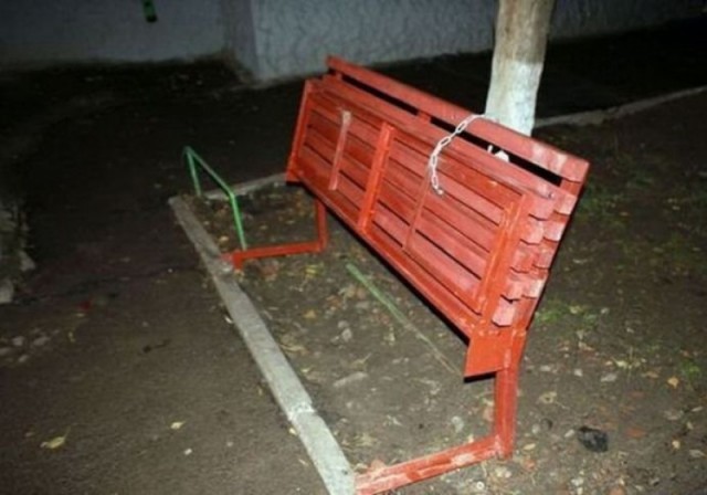 Калининградец пришел с бензопилой и распилил скамейки.