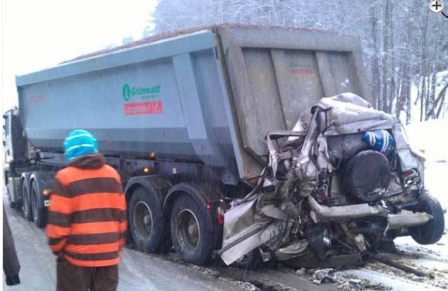 Вылетел в лоб встречке... Логан против Дастера