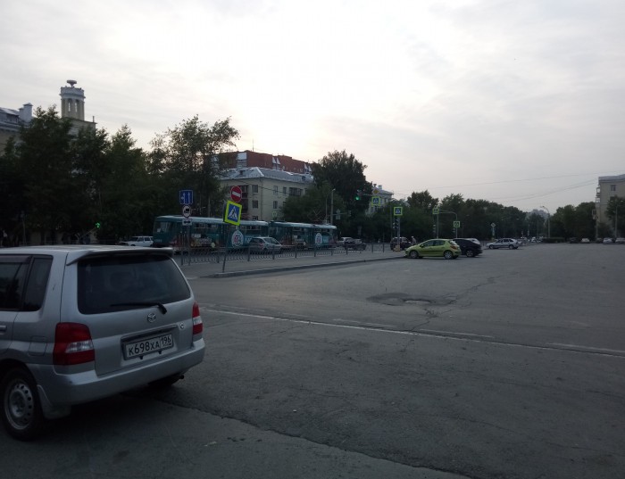 Водители из Екатеринбурга провели наглядную демонстрацию принципов автомобильного домино