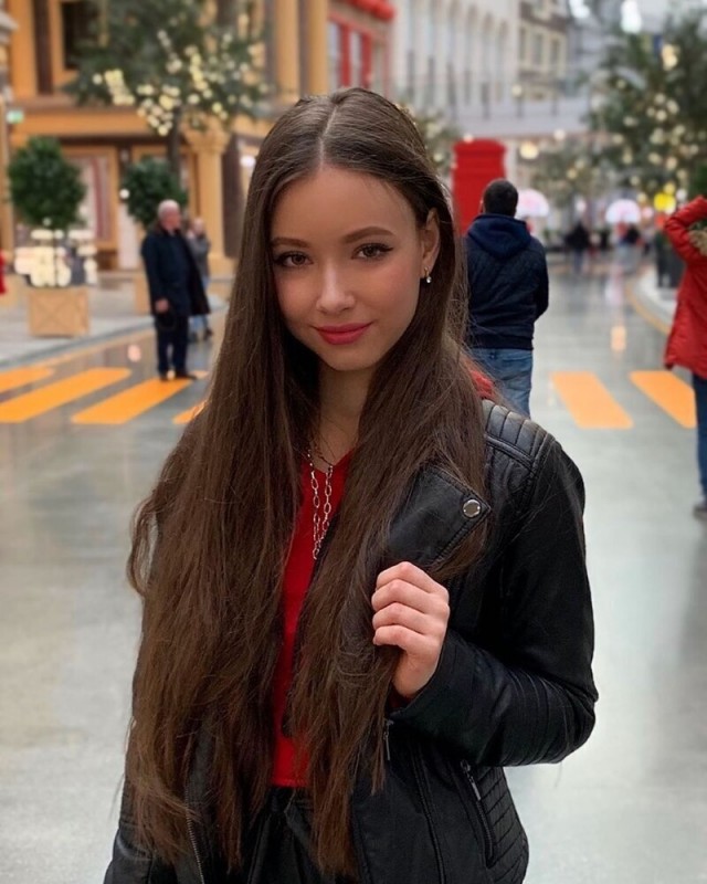Помните маленькую Машу из сериала "Воронины"? Сейчас ей 16 лет и она выросла