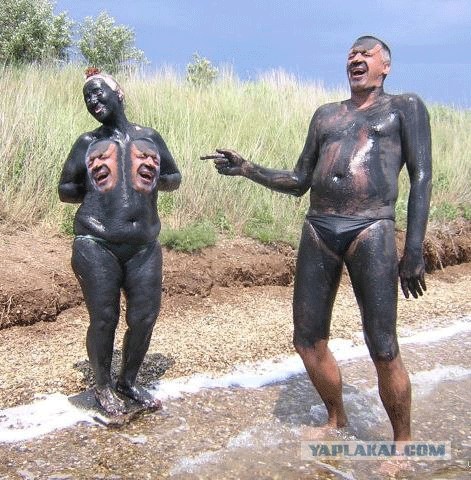 Фотожаба: Пляжники у нефтяного танкера