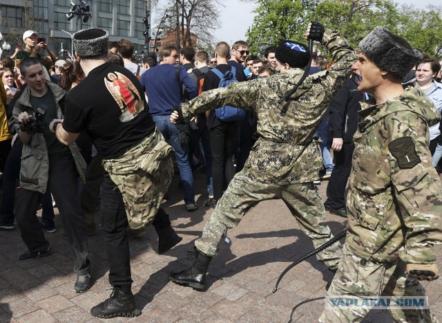Мигранты толпой напали на полицейских в Москве