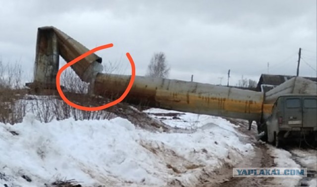 Водонапорная башня рухнула на «буханку» во время ремонта в Тверской области
