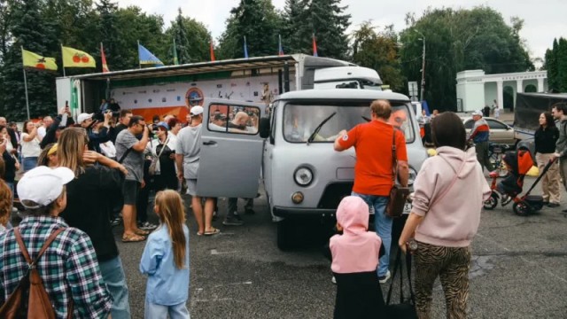 В России установлен рекорд по вместимости «Буханки» - в микроавтобусе УАЗ поместились 48 человек