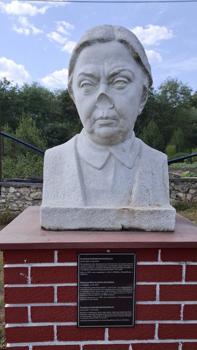 Гигантская голова Ленина