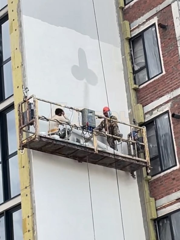 Член заметили в центре Новосибирска — там на здании строители нарисовали пенис