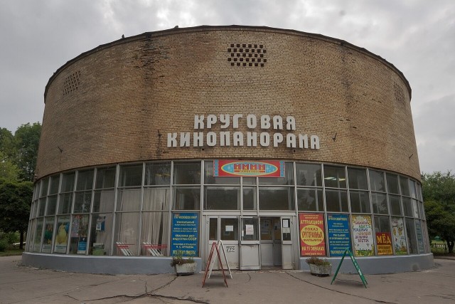 В центре Москвы работает первый в России «летающий» кинотеатр со спецэффектами.