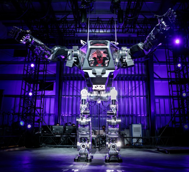 Глава Amazon испытал огромного человекоподобного робота на закрытой научной конференции