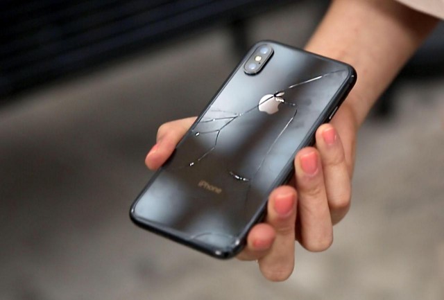 "Я ломал стекло как шоколад в руке": Хрупкие iPhone X загрузят работой ремонтные мастерские
