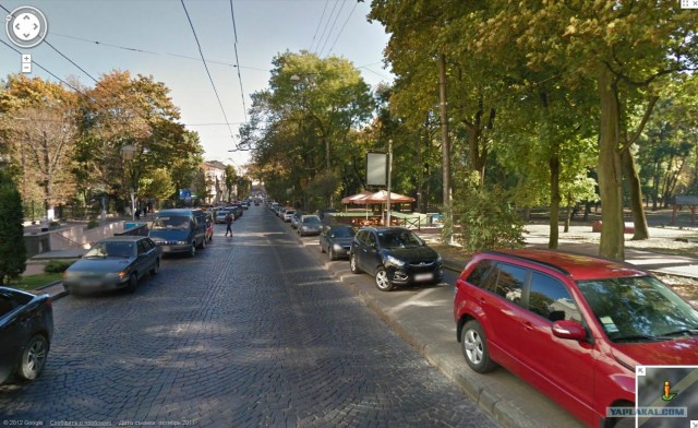 А тротуар не для пешеходов!