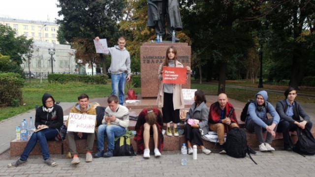 В центре Москвы группа подростков устроила «бессрочный» протест против пенсионной реформы