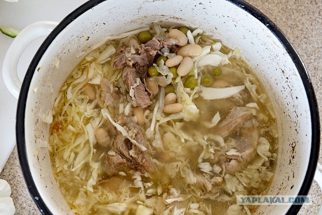 Щи с молодой капустой и консервированным горошком