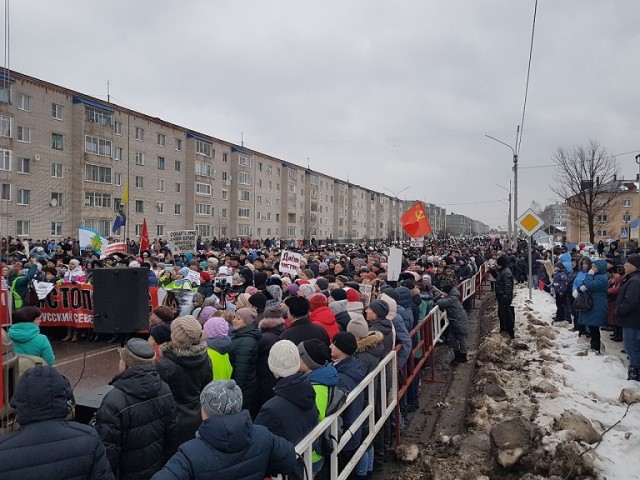 В Котласе Архангельской области вышли на митинг 10 тысяч человек