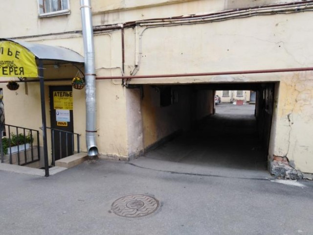 Во как "культурный слой" вымахал! Самая низкая арка в Петербурге