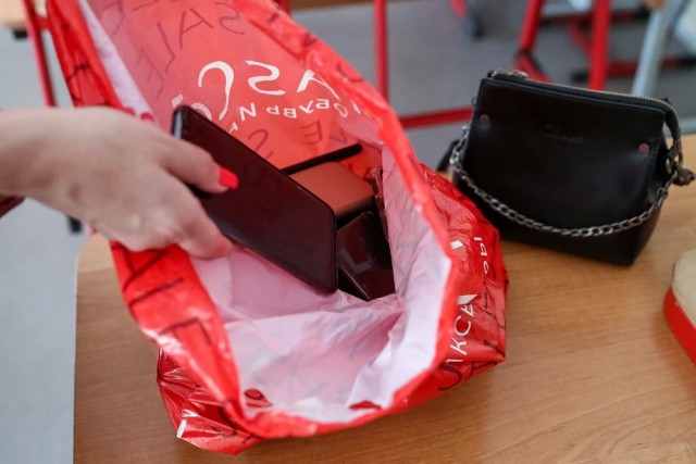 «Тетради и телефоны — на край стола». СК оставил без гаджетов старшеклассников петербургской гимназии, потому что имеет право