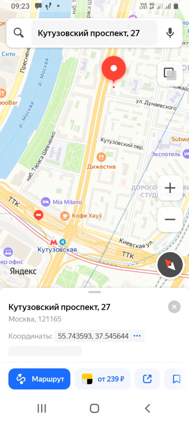 Машина на большой скорости влетела в столб и загорелась на Кутузовском проспекте в Москве