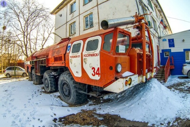 Почти ракетный комплекс МАЗ-7310 "Ураган". Аэродромная пожарная машина АА-60 посреди города