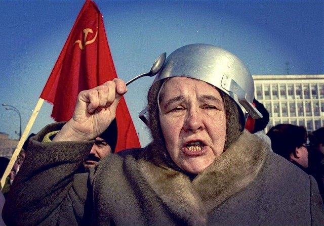 На фото — плачущий рыцарь из Находки. Мальчик надел необычный шлем, а вот снять не смог.
