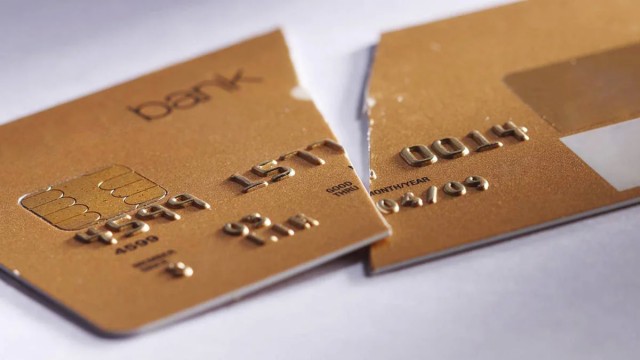 ЦБ обсуждает ограничение хождения платежных карт с истекшим сроком годности