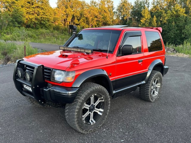 Новый Pajero выходит на рынок Японии по цене от 6 193 000 иен (около 3,2 млн рублей).