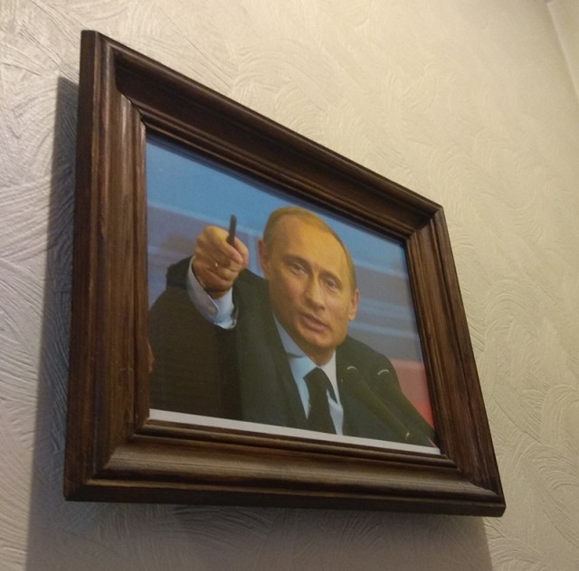 В день рождения Путина в Петербурге растянули баннер «Долгих лет тюрьмы». 4 задержаны