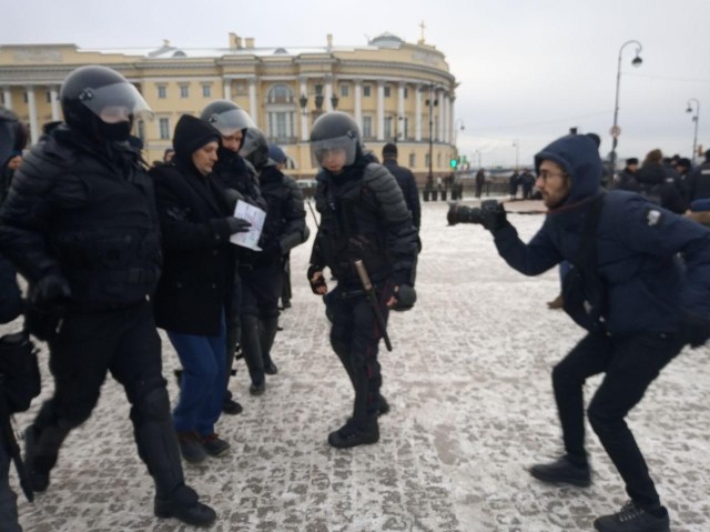 На Сенатской площади в Петербурге проходят задержания активистов, вышедших на пикеты против поправок в Конституцию