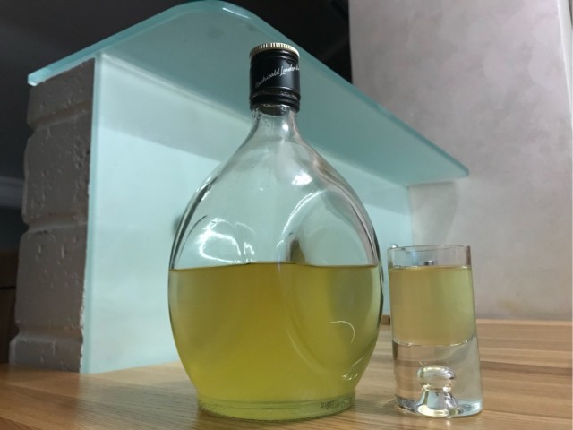 Чувак смакует лимончелло собственного приготовления