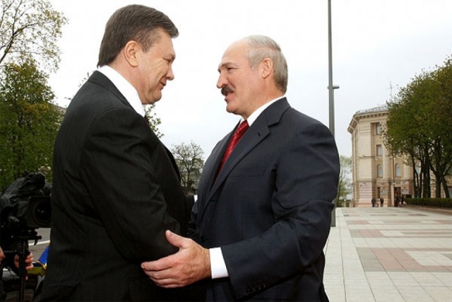 Вертолет Лукашенко прилетел на Минский завод колёсных тягачей