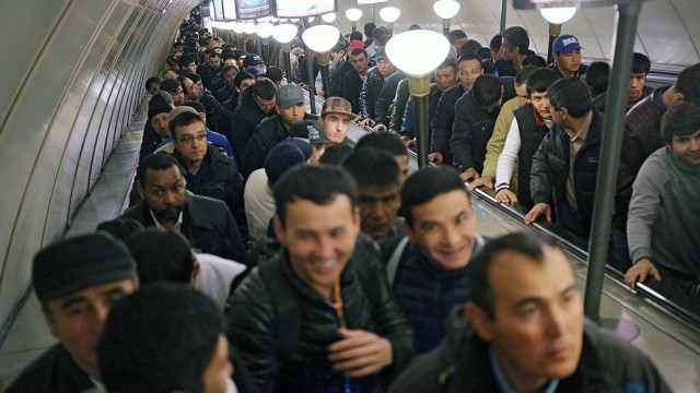 ​​В Петербурге мигранты требуют продублировать информацию в метро на узбекском и таджикском
